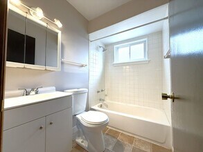 11049 W Hampton Ave in Milwaukee, WI - Foto de edificio - Building Photo