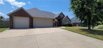 2305 SW Chinquapin Ave in Bentonville, AR - Building Photo