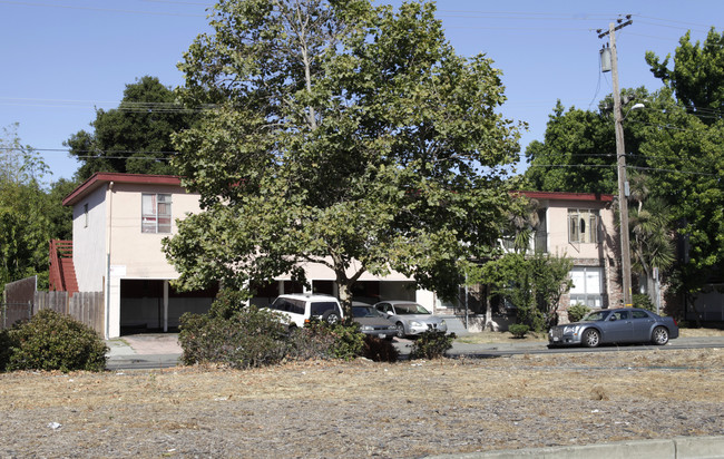 9301 Bancroft Ave in Oakland, CA - Building Photo - Building Photo