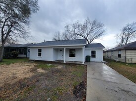 4859 Bellnole Dr in Houston, TX - Building Photo