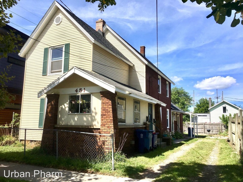 451 4th St NW in Grand Rapids, MI - Building Photo