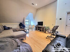 1203 Beacon St, Unit 5 in Brookline, MA - Foto de edificio - Building Photo
