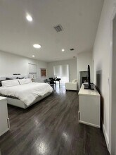10423 NW 70th Ln in Doral, FL - Building Photo - Building Photo