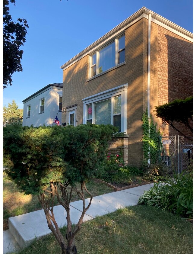 2851 W Berwyn Ave, Unit 2nd Floor