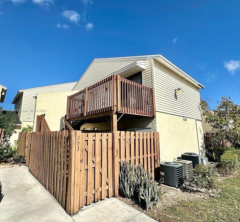 639 Executive Center Dr in West Palm Beach, FL - Building Photo