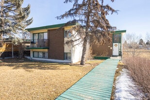 4404 4 St NW in Calgary, AB - Building Photo