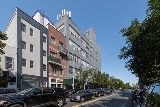 689 Myrtle Ave in Brooklyn, NY - Foto de edificio - Building Photo