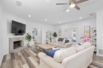 38 1 Main Pl in Benbrook, TX - Foto de edificio - Building Photo