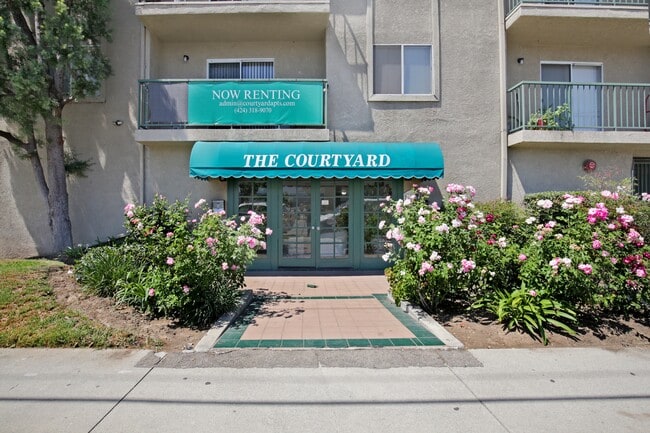 Torrance Courtyard Apartments in Torrance, CA - Foto de edificio - Building Photo