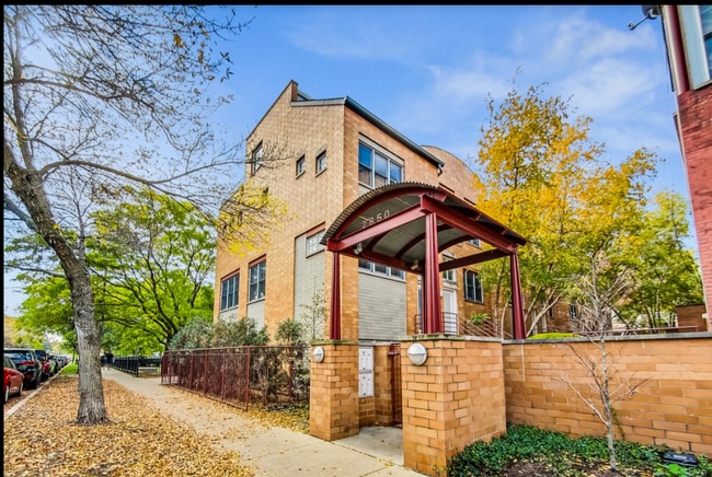 property at 2850 N Lakewood Ave