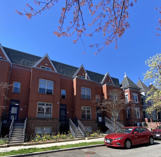 2022 Flagler Pl NW, Unit F302 in Washington, DC - Building Photo - Building Photo