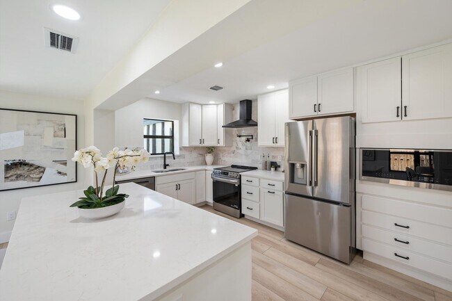 8201 NW 67th Ave in Tamarac, FL - Building Photo - Building Photo