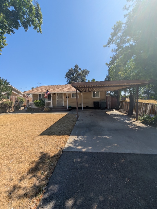 1230 Davis St in Livingston, CA - Building Photo