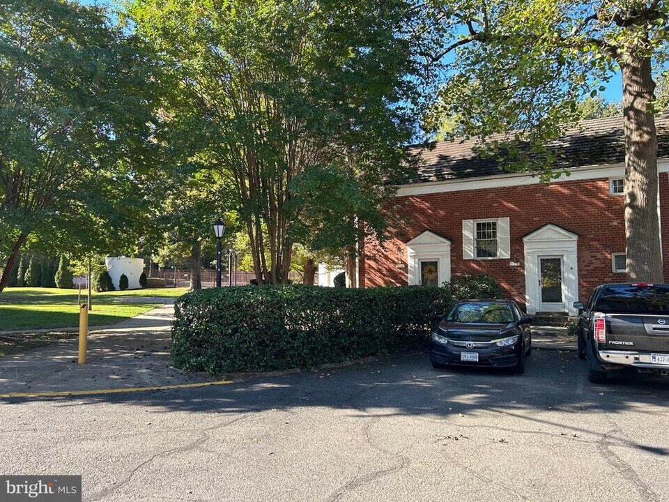 3318 Coryell Ln in Alexandria, VA - Building Photo