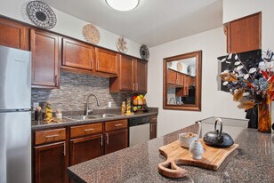 Emerald Pointe in Harvey, LA - Building Photo