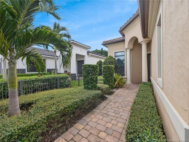 600 SE Fascino Cir in Port St. Lucie, FL - Foto de edificio - Building Photo