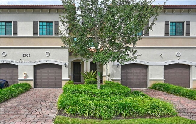 property at 4204 N Dixie Hwy