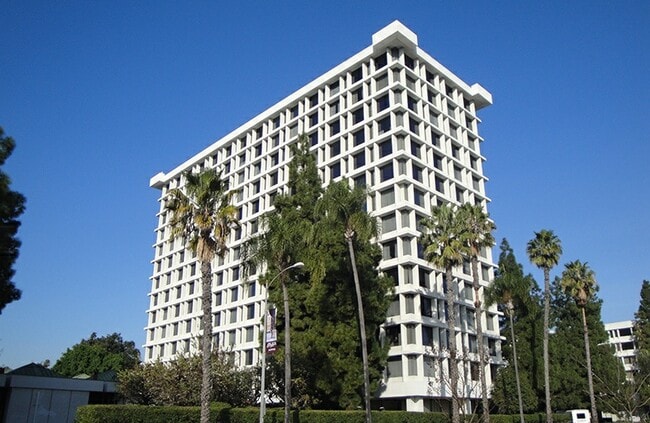 Bay Towers at Bixby Knolls - 55+ Senior Apartments in Long Beach, CA - Foto de edificio - Building Photo