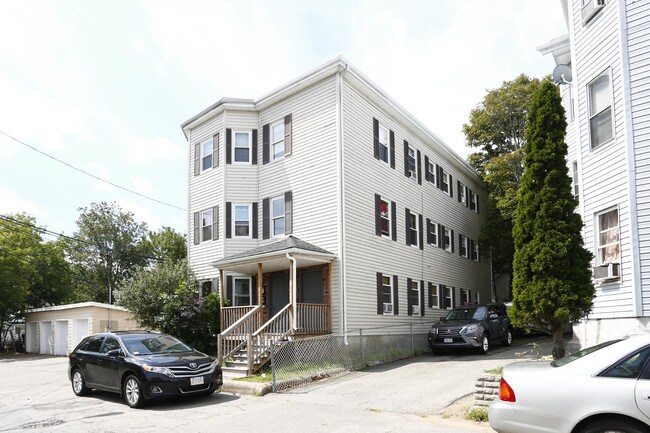 16 Bunker Ave in Brockton, MA - Foto de edificio - Building Photo