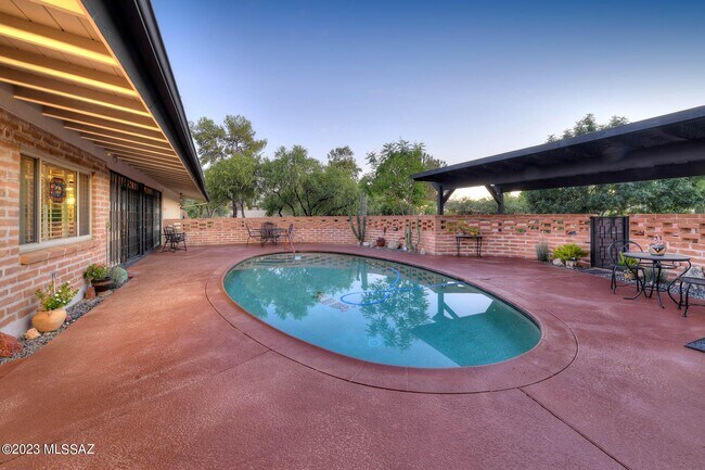 250 W Greenock Dr in Tucson, AZ - Building Photo - Building Photo