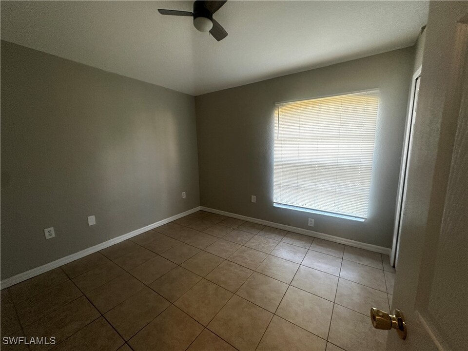 101 W 12th St in Lehigh Acres, FL - Foto de edificio