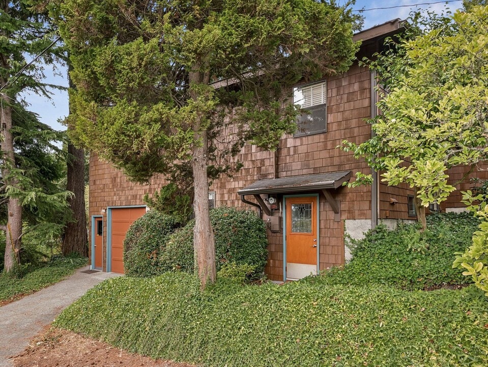 17600 Sylvester Rd SW in Seattle, WA - Building Photo
