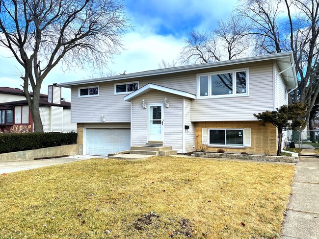 837 S Iowa Ave in Addison, IL - Foto de edificio - Building Photo