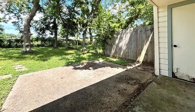 408 Bowie St in West Columbia, TX - Building Photo - Building Photo