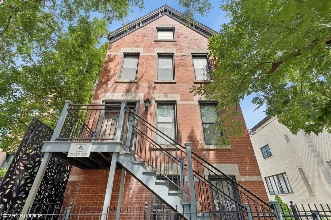 1920 W Dickens Ave in Chicago, IL - Building Photo