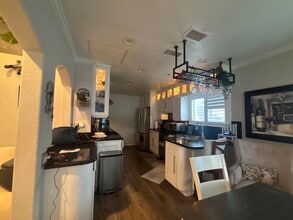 4225 Los Coyotes Diagonal, Unit Spaciou Modern House in Lakewood, CA - Building Photo - Building Photo