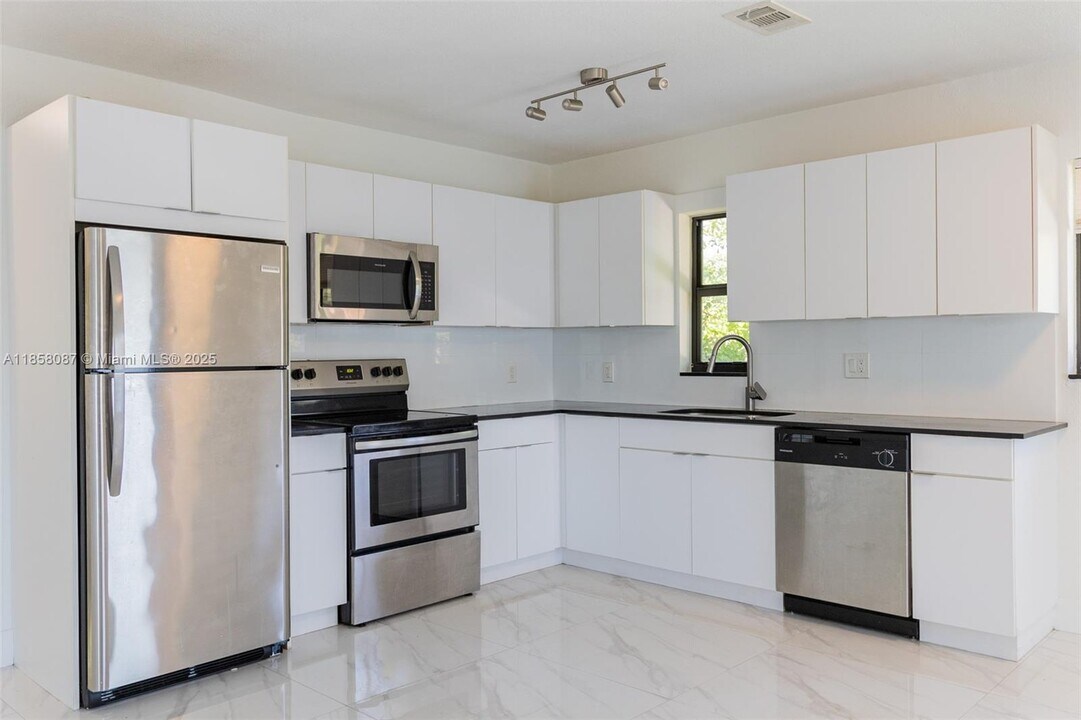 2140 NE 56th St in Fort Lauderdale, FL - Foto de edificio