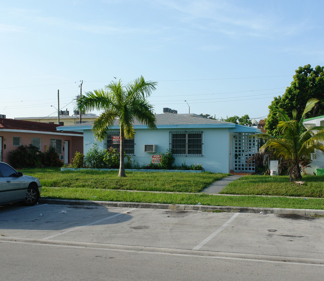 1940-1944 NE 168th St in Miami, FL - Building Photo - Building Photo