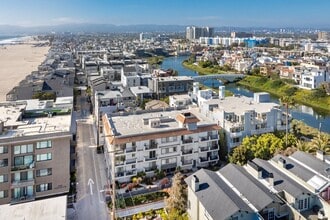 17 Northstar Street in Marina Del Rey, CA - Foto de edificio - Building Photo