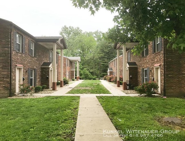 1810 Jamestown Rd in Swansea, IL - Foto de edificio - Building Photo