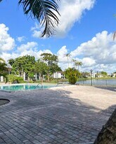 211 Lake Pointe Dr, Unit 111 in Oakland Park, FL - Building Photo