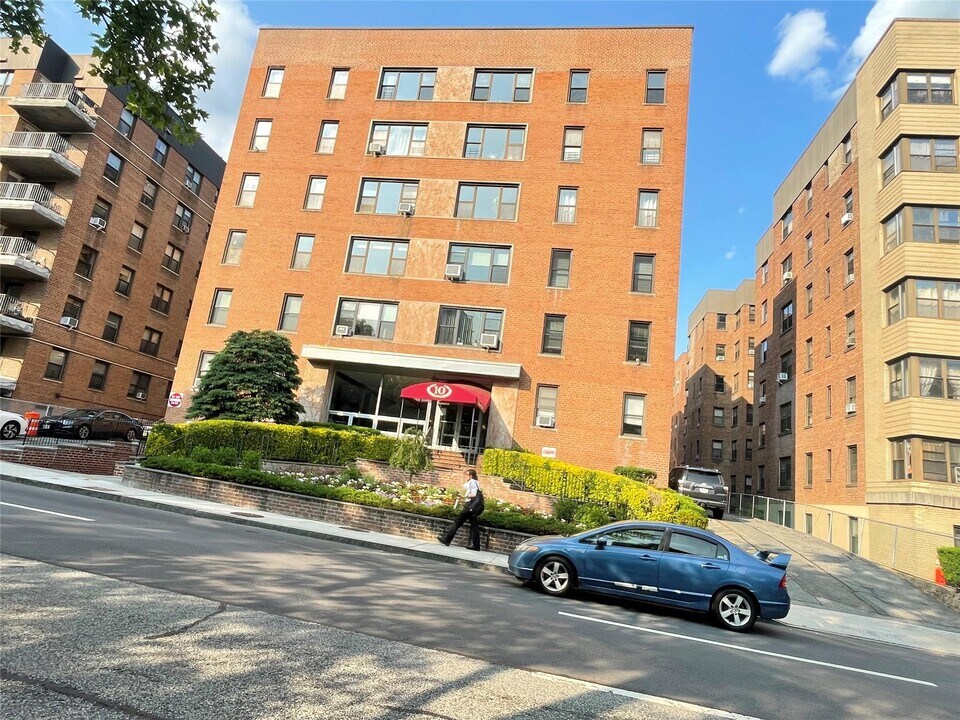 10N Broadway in White Plains, NY - Building Photo