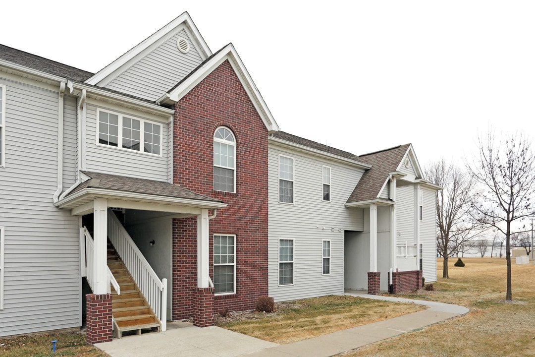 Mane Gate Apartments in Iowa City, IA - Building Photo