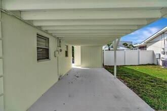 8968 SE Pine Cone Ln in Hobe Sound, FL - Foto de edificio - Building Photo