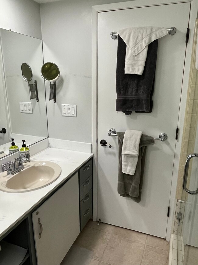 2879 Exeter Pl, Unit Private Garden in Santa Barbara, CA - Building Photo - Building Photo