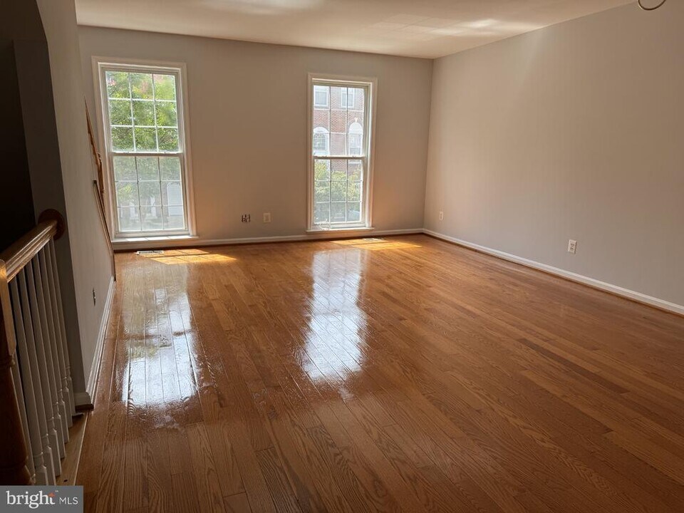 13134 Rose Petal Cir in Herndon, VA - Building Photo