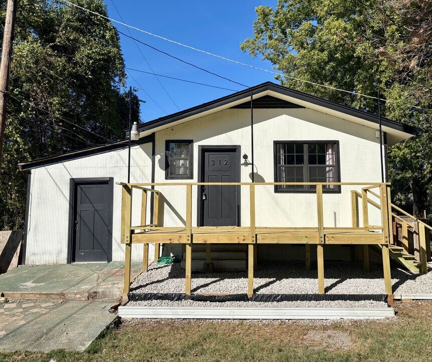 312 W Queen St in Tulsa, OK - Building Photo