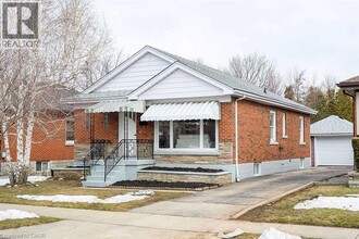 919 Brucedale Ave E in Hamilton, ON - Building Photo - Building Photo