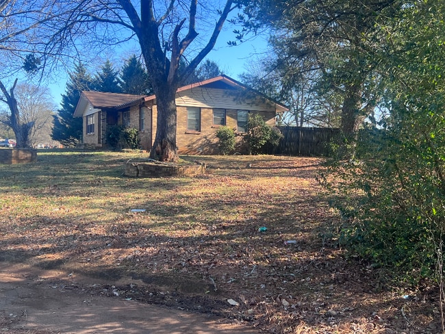 2206 Glen Iris Rd NW in Huntsville, AL - Building Photo - Building Photo