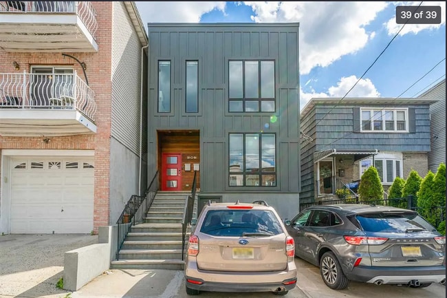 209 Hutton St, Unit 2 in Jersey City, NJ - Foto de edificio - Building Photo
