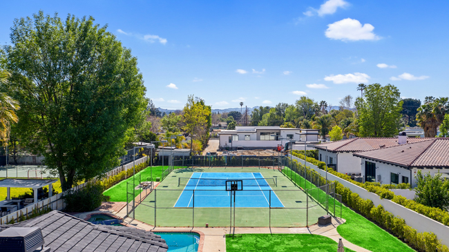 22914 Calvert St in Los Angeles, CA - Foto de edificio - Building Photo