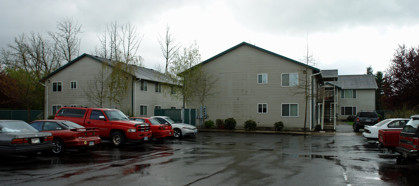 Lebanon Greens Apartments in Lebanon, OR - Building Photo