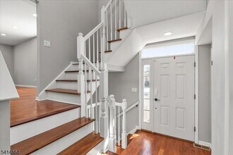 40 Primrose Ln in Long Hill, NJ - Foto de edificio - Building Photo