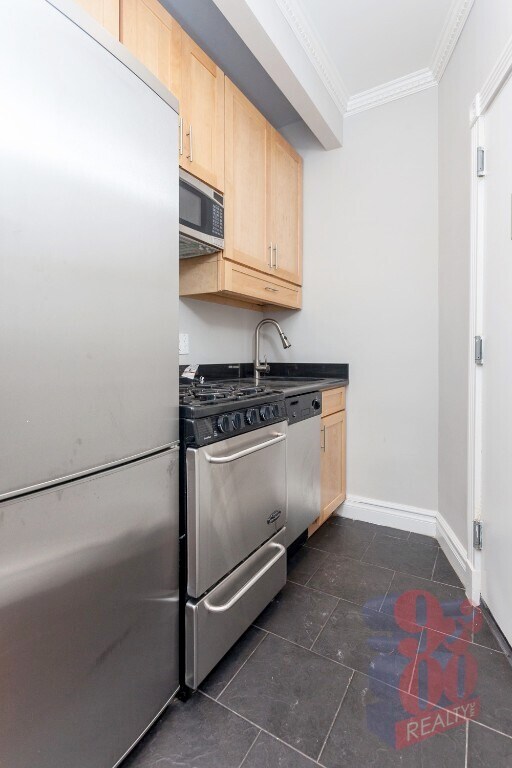 232 Elizabeth St in New York, NY - Building Photo - Building Photo