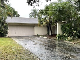 4005 W Sailboat Dr in Hollywood, FL - Building Photo