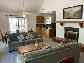 27205 Peninsula Dr in Lake Arrowhead, CA - Building Photo - Building Photo